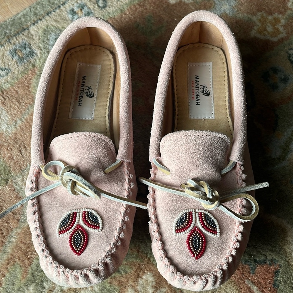 ADORABLE Manitobah moccasins pink suede, with beading size 7. Great condition